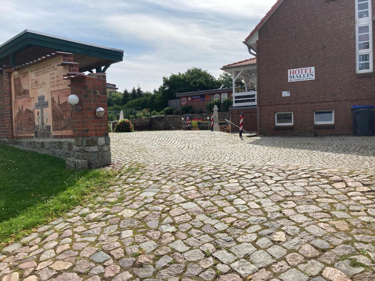 Hotel Am Schlosspark Mallin Exterior photo